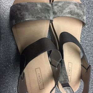 Brand New Yoki Size 8.5 Wedges